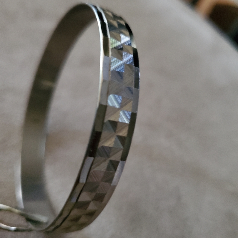 Diamond cut silver bangle - Picture 4 of 4